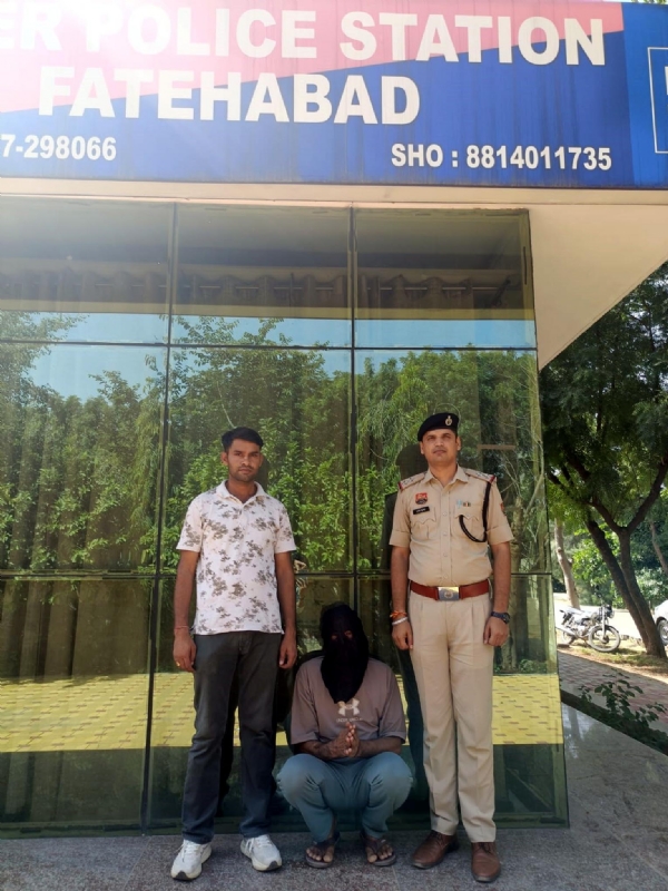फतेहाबाद। धोखाधड़ी के आरोप में गिरफ्तार युवक।
