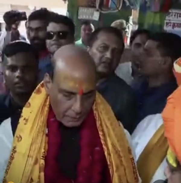 हनुमानगढ़ी मंदिर में रक्षा मंत्री राजनाथ सिंह