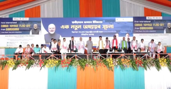असमः डिब्रूगढ़-बांग्लादेश इनलैंड वॉटरवे व्यापार दशकों बाद फिर से शुरू; पहले कार्गो जहाज़ के रवाना होने के अवसर पर आयोजित कार्यक्रम का दृश्य।