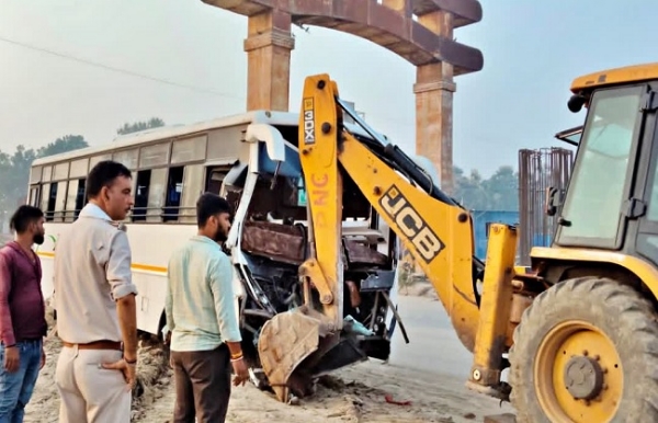 बग्सर के गंगा सेतु पर क्षतिग्रस्त बस को जेसीबी से हटाते पुलिस बल के जवान बग्सर के गंगा सेतु पर क्षतिग्रस्त बस को जेसीबी से हटाते पुलिस बल के जवान