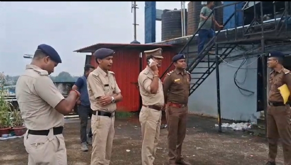 निजी अस्पतालों में अग्निशमन व्यवस्था की जांच करते दमकल विभाग के अधिकारी