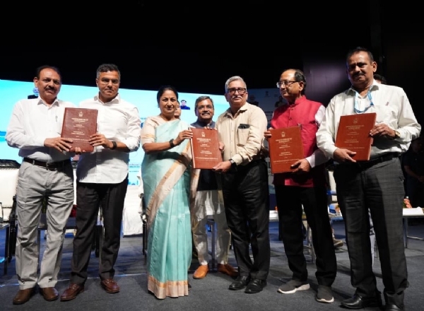 केदारनाथ साहनी सभागार में दिल्ली की मुख्यमंत्री रेखा गुप्ता सोमवार को दिल्ली जल बोर्ड के पेंशनर्स एवं पारिवारिक पेंशनर्स के लिए कैशलेस चिकित्सा सुविधा का शुभारंभ करते हुए केदारनाथ साहनी सभागार में दिल्ली की मुख्यमंत्री रेखा गुप्ता सोमवार को दिल्ली जल बोर्ड के पेंशनर्स एवं पारिवारिक पेंशनर्स के लिए कैशलेस चिकित्सा सुविधा का शुभारंभ करते हुए