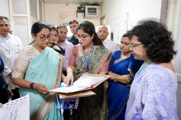 मुख्यमंत्री  रेखा गुप्ता  सोमवार को लोक नायक अस्पताल में सखी वन स्टॉप सेंटर का निरीक्षण करते हुए