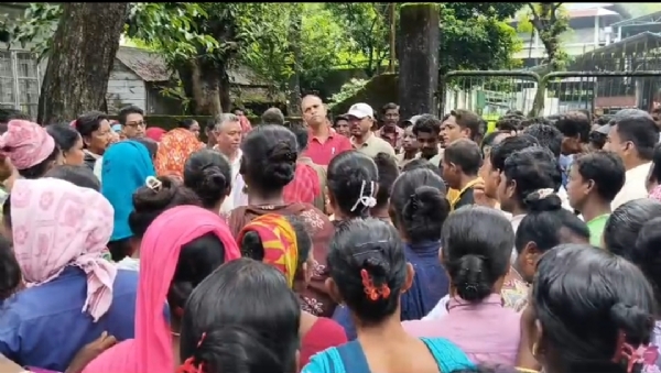 नक्सलबाड़ी चाय बागान में आंदोलन करते श्रमिक