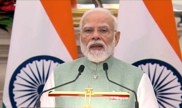 प्रधानमंत्री नरेन्द्र मोदी सोमवार को हैदराबाद हाउस में स्विट्जरलैंड के राष्ट्रपति गाइ पार्मेलिन के साथ संयुक्त संवाददाता सम्मेलन को  संबोधित करते हुए