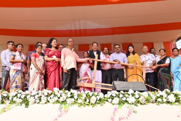 असम के हथकरघा, वस्त्र एवं रेशम उद्योग मंत्री विश्वजीत दैमारी मंगलवार को ऐतिहासिक वस्त्रनगरी शुवालकुची में बुनकरों के बीच उन्नत किस्म के हथकरघे और आधुनिक हथकरघा उपकरण वितरित करते हुए। असम के हथकरघा, वस्त्र एवं रेशम उद्योग मंत्री विश्वजीत दैमारी मंगलवार को ऐतिहासिक वस्त्रनगरी शुवालकुची में बुनकरों के बीच उन्नत किस्म के हथकरघे और आधुनिक हथकरघा उपकरण वितरित करते हुए।