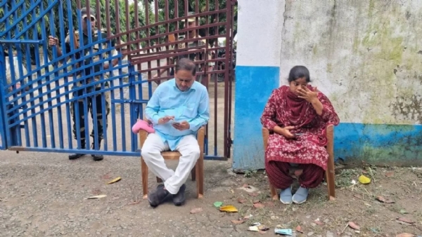 धरने पर बैठे हुमायूं कबीर धरने पर बैठे हुमायूं कबीर