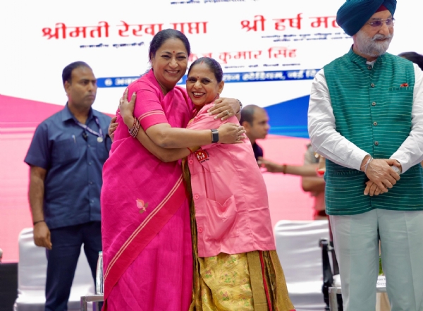 आशा सम्मेलन में दिल्ली में उपराज्यपाल तरनजीत सिंह संधू और मुख्यमंत्री रेखा गुप्ता आशा कार्यकर्ता के साथ आशा सम्मेलन में दिल्ली में उपराज्यपाल तरनजीत सिंह संधू और मुख्यमंत्री रेखा गुप्ता आशा कार्यकर्ता के साथ