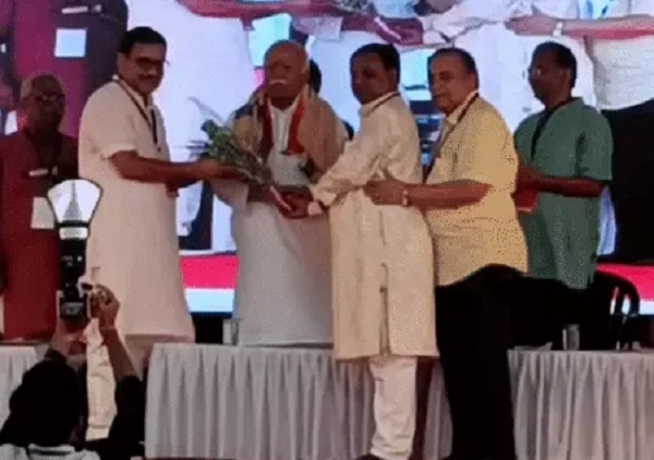 कारंजा में स्मृति भवन और बालासाहेब देवरस नेत्रालय के लोकार्पण समारोह में सरसंघचालक का स्वागत करते हुए