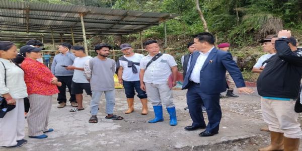 जिल्लापाल डेञ्जोङ्पाले रिम्बीमा निर्माणाधीन पुनर्स्थापना केन्द्रको समीक्षा गरे