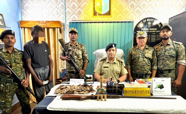 वन विभाग के सुकना रेंज की टीम आरोपित के साथ वन विभाग के सुकना रेंज की टीम आरोपित के साथ