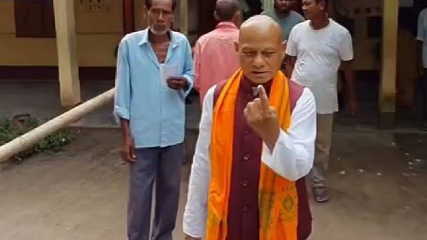 असमः मतदान करने बाद अपनी उंगली की स्याही दिखाते मोरीगांव विधानसभा के विधायक रमाकांत देउरी