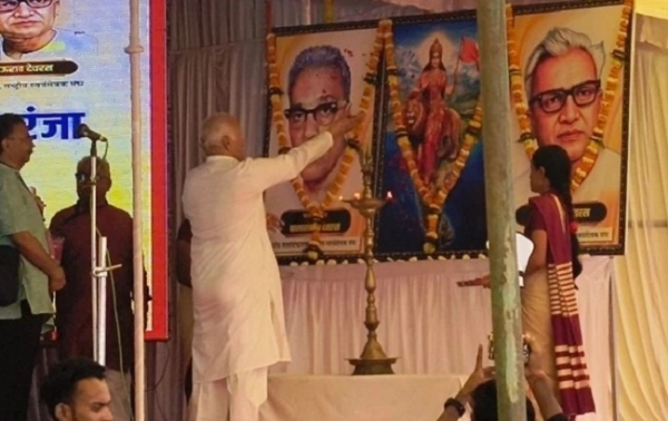 कारंजा में बालासाहेब देवरस और भाऊराव देवरस के छायाचित्र पर माल्यार्पण करते हुए सरसंघचालक