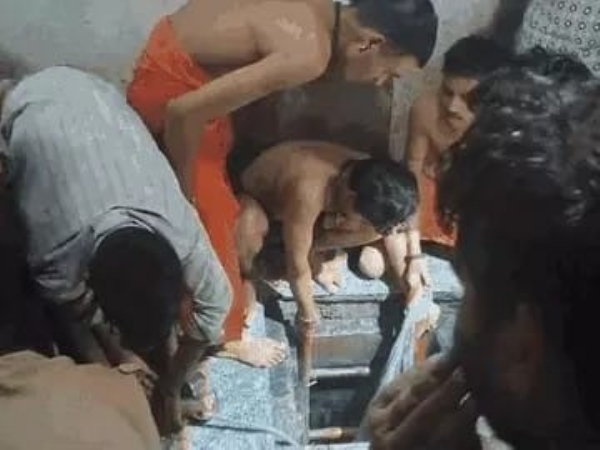 रेस्क्यू अभियान करते लोग
