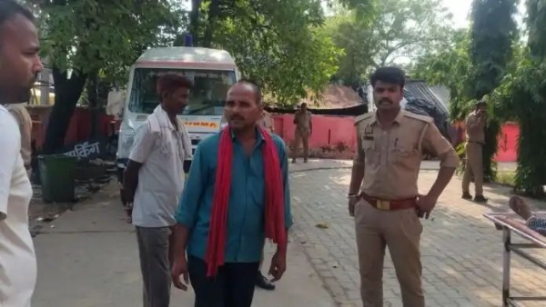 घटना के बाद जांच करती पुलिस घटना के बाद जांच करती पुलिस