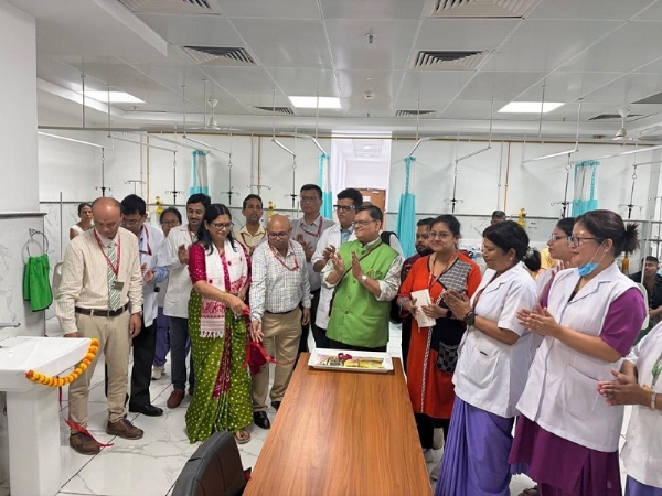 गुवाहाटीः सौर ऊर्जा चालित गर्म जल आपूर्ति प्रणाली का उद्घाटन करते हुए ईएसआईसी की मेडिकल कमिश्नर (आयुष) तथा उत्तर-पूर्वी क्षेत्र की मेडिकल कमिश्नर डॉ. अलका पाल। गुवाहाटीः सौर ऊर्जा चालित गर्म जल आपूर्ति प्रणाली का उद्घाटन करते हुए ईएसआईसी की मेडिकल कमिश्नर (आयुष) तथा उत्तर-पूर्वी क्षेत्र की मेडिकल कमिश्नर डॉ. अलका पाल।