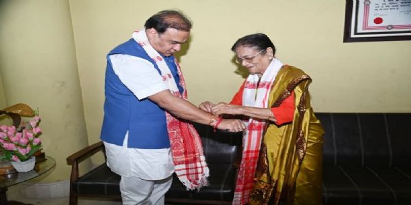 मुख्यमन्त्री सरमाले भाजप नेत्री विजया चक्रवर्तीलाई  जन्मदिनमा दिए शुभकामना