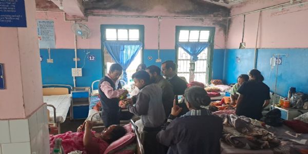 सेवा संकल्प अभियान: खरसाङ अस्पतालका बिरामीलाई फलफूल वितरण