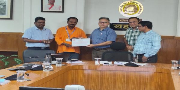 सतर्कताका लागि खड्गपुर मण्डलका किम्यानलाई नगद पुरस्कार र प्रशंसापत्र