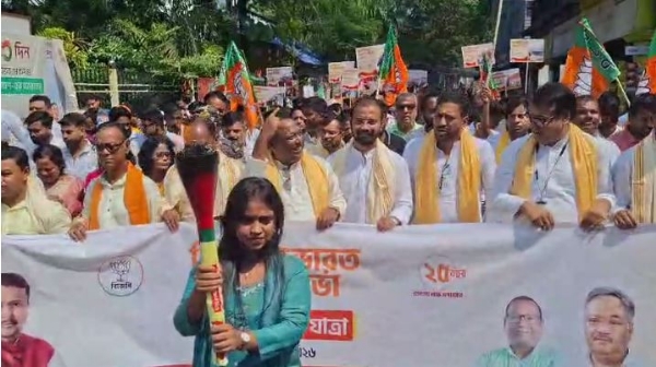 भाजपा की ‘सेवा ज्योति यात्रा’ में शामिल मंत्री शंकर घोष के साथ स्थानीय नेता और कार्यकर्ता