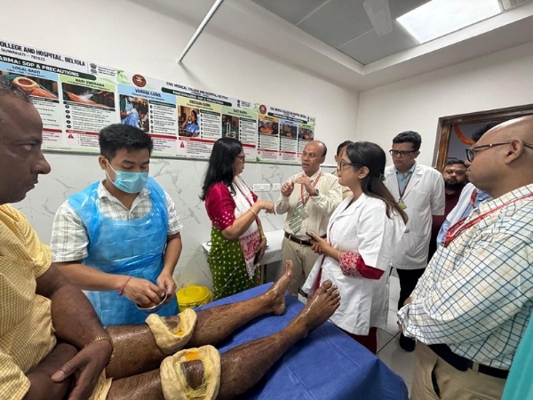 गुवाहाटीः पंचकर्म यूनिट के उद्घाटन के बाद उत्तर-पूर्वी क्षेत्र के मेडिकल कमिश्नर डॉ. अलका पााल को संबंधित विषय के बारे में जानकारी देते डीन प्रोफेसर (डॉ.) भास्कर बरगोहाईं। गुवाहाटीः पंचकर्म यूनिट के उद्घाटन के बाद उत्तर-पूर्वी क्षेत्र के मेडिकल कमिश्नर डॉ. अलका पााल को संबंधित विषय के बारे में जानकारी देते डीन प्रोफेसर (डॉ.) भास्कर बरगोहाईं।
