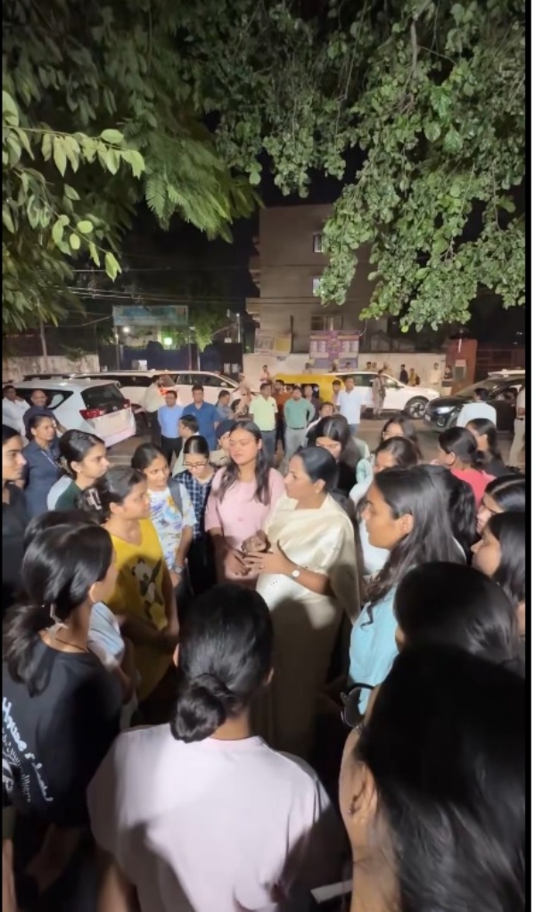 मुख्यमंत्री रेखा गुप्ता बुधवार देर रात आर्ट्स फैकल्टी के बाहर छात्राओं की चिंताओं को सीधते हुए