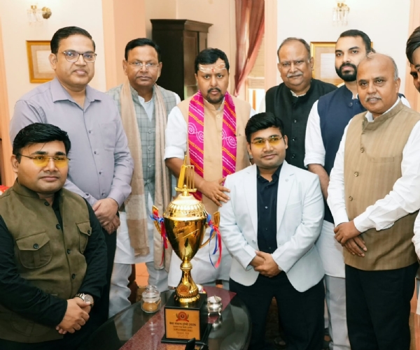 नितिन नवीन ‘सेवा संकल्प ट्रॉफी’  अनावरण करते हुए