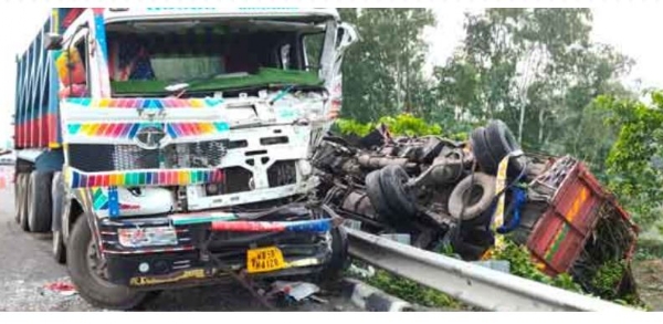 दुर्घटनाग्रस्त लॉरी और पिकअप