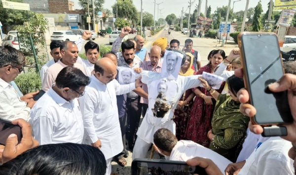 फतेहाबाद। राहुल गांधी का पुतला फूंकते भाजपा कार्यकर्ता।