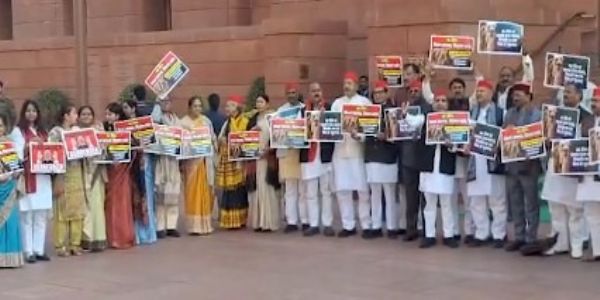 विपक्षी सांसदहरूले गरे संसद भवन परिसरमा विरोध प्रदर्शन