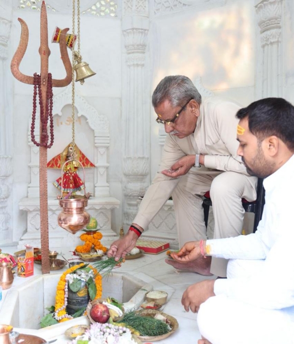 राज्यपालले लोकभवनमा भगवान शिवको आराधना गरे