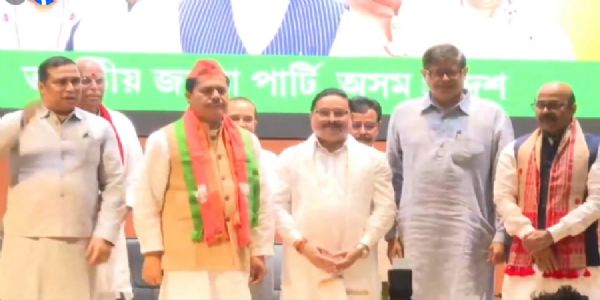 भूपेन बोराले कांग्रेसको हात छोड़ेर मुस्कुराउँदै भाजपाको कमल समाए