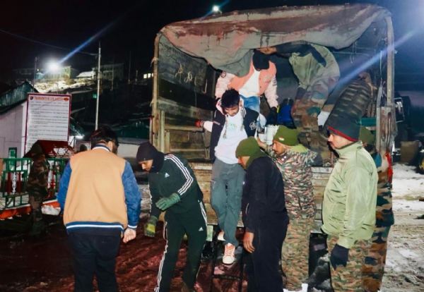 फसेका पर्यटकहरूको उद्दार