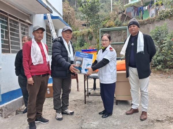 दार्जिलिङ हिमालयन कम्युनिटी सर्विस लण्डनद्वारा घैयाबारी प्राथमिक स्वस्थ्य केन्द्रलाई आवश्यक सर सामानहरु प्रदान