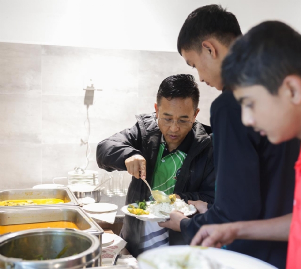 मुख्यमन्त्रीले युवा क्रिकेटरहरूसॅंग समय बिताए