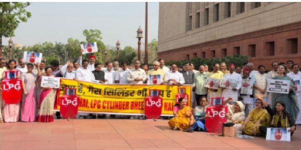 पश्चिम एसिया युद्धका कारण ग्यास संकटबारे संसद परिसरमा विपक्षको प्रदर्शन