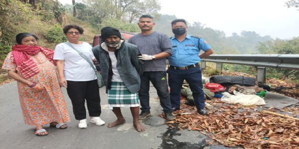 तीन महिनादेखि सडकमा बस्दै आएका वृद्धलाई सहयोगी हातले उद्धार गऱ्यो