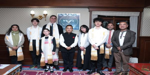 केआईएसका प्रधानाध्यापकसॅंग मुख्यमन्त्रीले गरे शिष्टाचार भेट