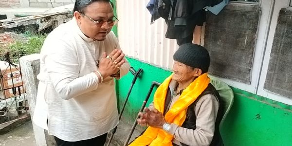 विधायक निरज जिम्बाले 1986 सालको आन्दोलनका कमाण्डर अन्तरे राईसँग भेट गरे