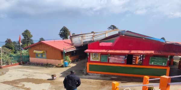 आँधी हुरीले अप्पर सोनादाको चटकपुरमा चारवटा घर क्षतिग्रस्त