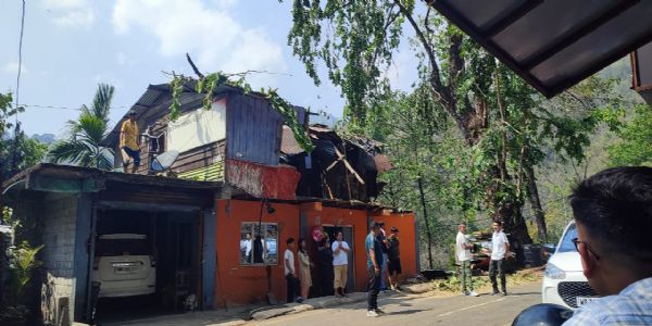 आँधी हुरीले क्षतिग्रस्त घरहरुको सभासद र पञ्चायत टोलीद्वारा निरीक्षण