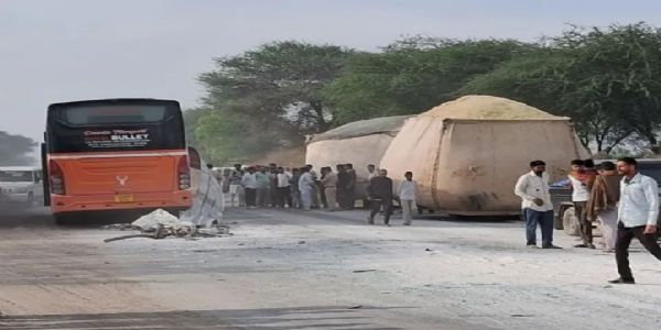 राजस्थानमा मेगा हाइवेमा निजी बस-ट्रोलाबीच भिड़न्त, पाँच यात्रुको मृत्यु