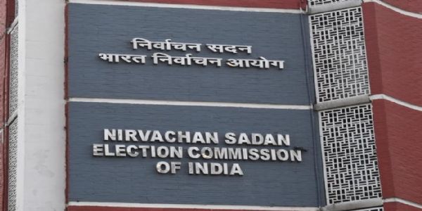 बंगाल विस चुनाउः चुनाउ आयोगले 15 आईपीएस अधिकारीहरूलाई राज्य बाहिर पठायो