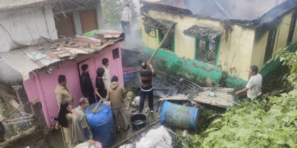 आगलागीमा खरसाङको लोवर कटलेरी पाखामा घर जलेर नष्ट