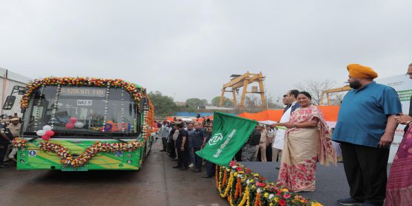 मुख्यमन्त्रीले 300 ईवी बसहरूलाई देखाइन् हरियो झण्डा, नानकसर-गाजियाबाद बस सेवा शुरू