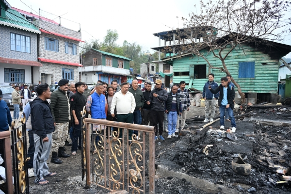 जीटीए प्रमुख अनित थापाद्वारा मङ्पुको अग्नि पीडित परिवारसित भेटघाट