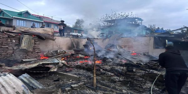 मङ्पूमा चारवटा घरसहित एउटा दोकान आगलागीमा नष्ट