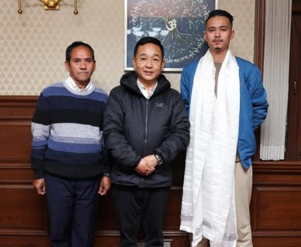 मुख्यमन्त्रीले सोनाम पाल्जोर तामाङ र उनको पिता निमा छिरिङ तामाङलाई  भेटे