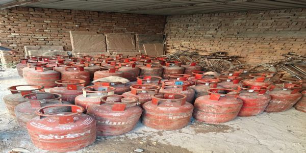 दिल्लीमा ग्यास सिलेन्डर कालोबजारीको पर्दाफास, चार पक्राउ
