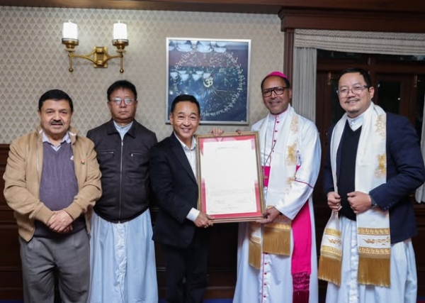 दार्जिलिङ-सिक्किम डायोसिसका बिशपले मुख्यमन्त्रीसॅंग भेट गरे दार्जिलिङ-सिक्किम डायोसिसका बिशपले मुख्यमन्त्रीसॅंग भेट गरे